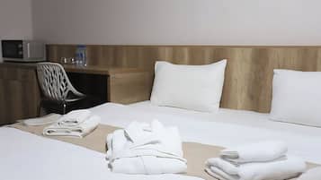Habitación doble estándar, vista a la ciudad | Ropa de cama de alta calidad y minibar