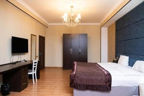 Premium bedding, minibar, in-room safe, individually decorated - Grand Boutique Hotel (Baku)