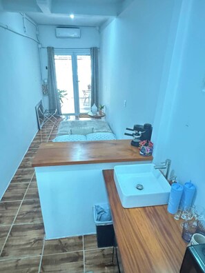 1 bedroom, travel cot, free WiFi, bed sheets