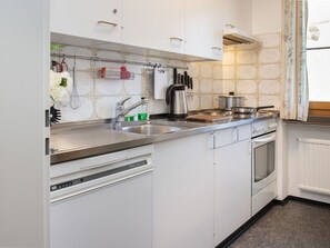 Ofen, Geschirrspüler, Hochstuhl