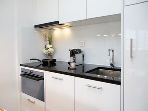 Oppvaskmaskin og høy barnestol