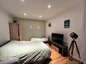 Cuna de viaje, wifi y ropa de cama