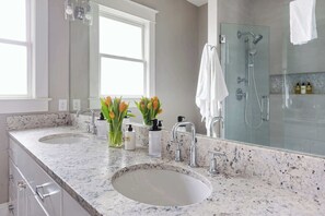 Shower, hair dryer, towels - Canvas Haven (Atlanta)
