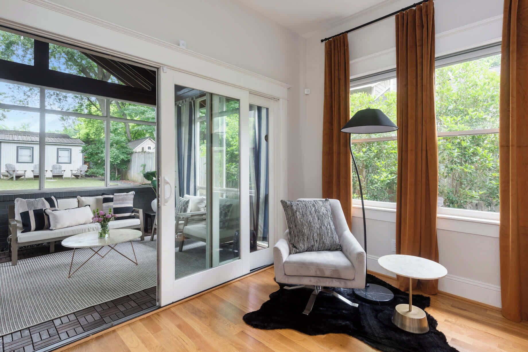 Een moderne woonkamer met een bank, fauteuil en een bijzettafeltje.
