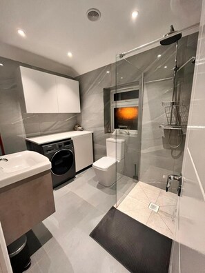House, 1 Bedroom, Smoking, Balcony | Bathroom - Charming London Retreat With Garden Views (London)