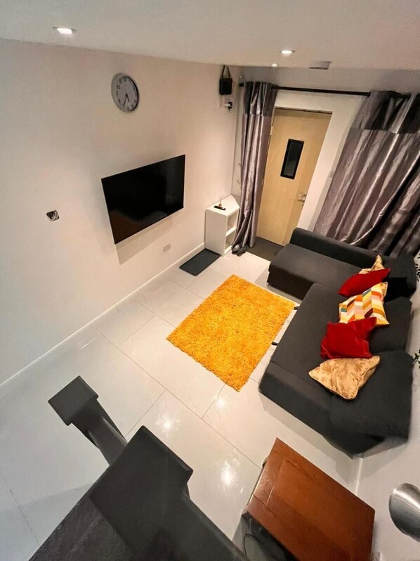 House, 1 Bedroom, Smoking, Balcony | Living room
