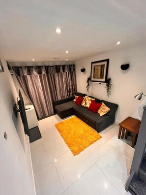 Living room - Charming London Retreat With Garden Views (London)