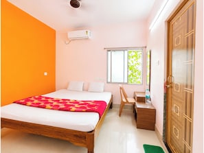 ห้องสแตนดาร์ดดับเบิล | เครื่องนอนป้องกันสารก่อภูมิแพ้, ตู้นิรภัยในห้องพัก, โต๊ะทำงาน