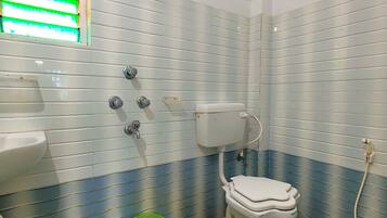 Kamar Double Standar | Kamar mandi | Shower, perlengkapan mandi gratis, sandal, dan handuk