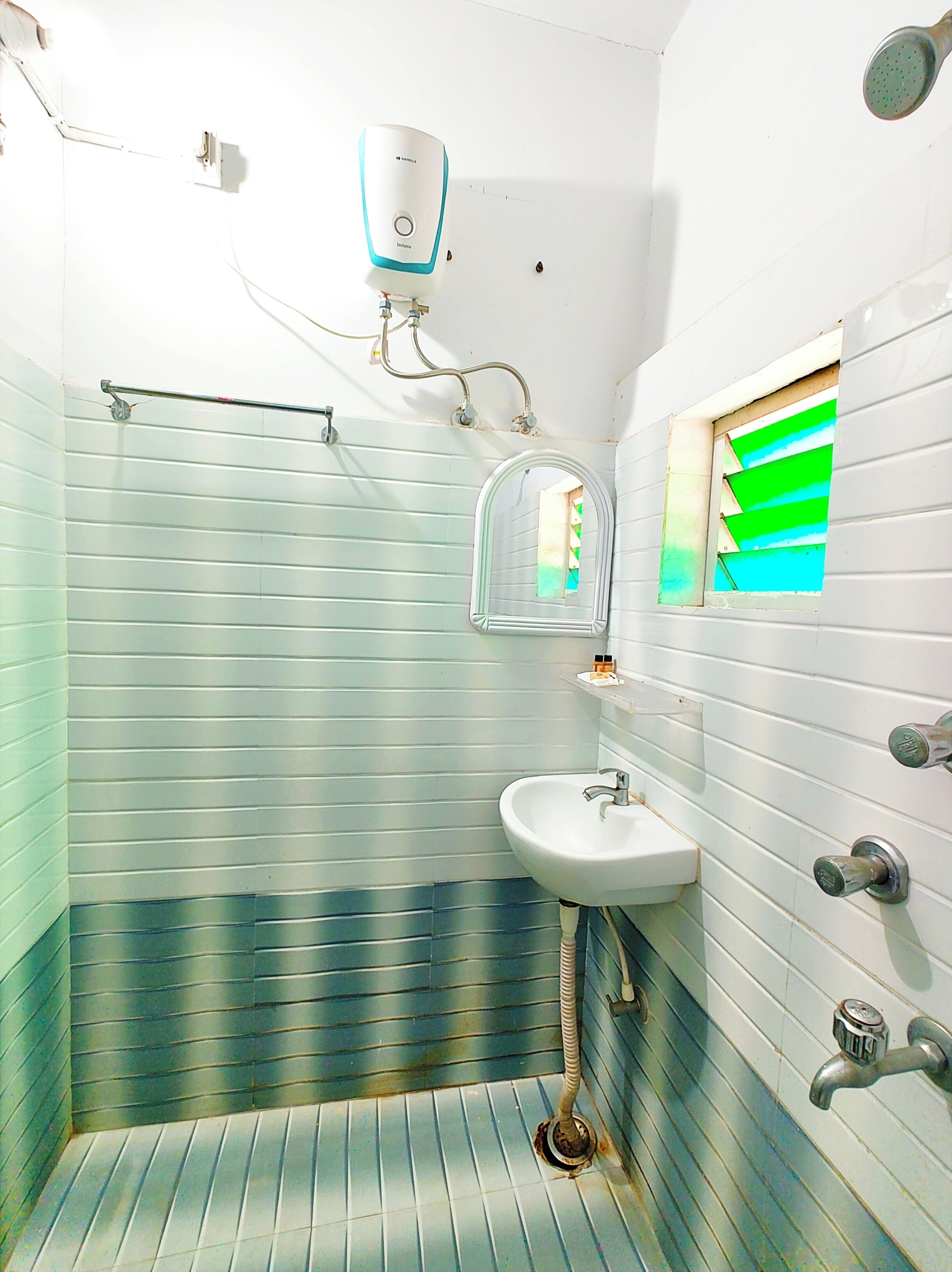 Deluxe-dobbeltværelse - aircondition | Badeværelse | Bruser, gratis toiletartikler, hjemmesko, håndklæder