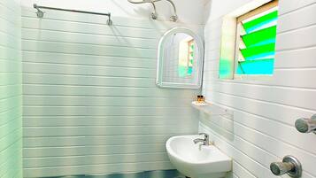 Deluxe-dobbeltværelse - aircondition | Badeværelse | Bruser, gratis toiletartikler, hjemmesko, håndklæder