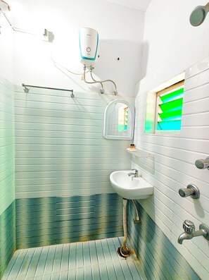 Deluxe tweepersoonskamer, airconditioning | Badkamer | Een douche, gratis toiletartikelen, pantoffels, handdoeken