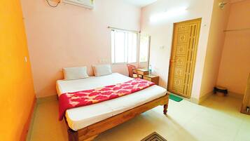 Pengeskab på værelset, skrivebord, lydisolering, gratis Wi-Fi