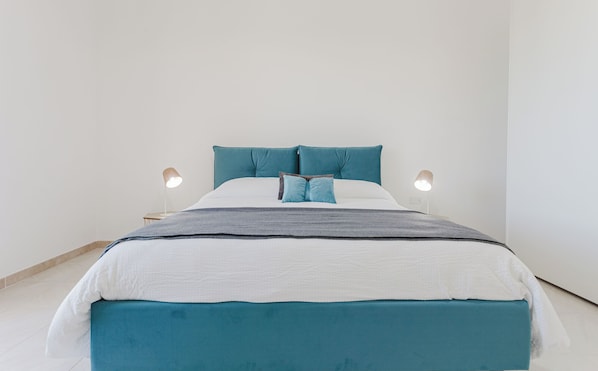 3 bedrooms, down comforters, free WiFi, bed sheets