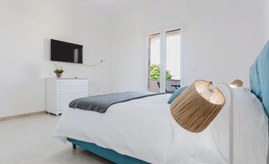 3 bedrooms, down duvets, free WiFi, bed sheets