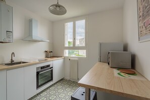 Kühlschrank, Mikrowelle, Ofen, Wasserkocher mit Kaffee-/Teezubehör