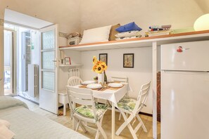 Familielejlighed - 1 soveværelse (Best House Porto Vecchio E Ciclabile) | Stue | 21-tommers tv med kabelkanaler