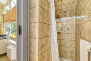 Family Apartment, Multiple Bedrooms (Best House Porto Vecchio E Ciclabile) | Bathroom | Shower, hair dryer, bidet, towels