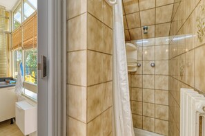 Family Apartment, Multiple Bedrooms (Best House Porto Vecchio E Ciclabile) | Bathroom | Shower, hair dryer, bidet, towels