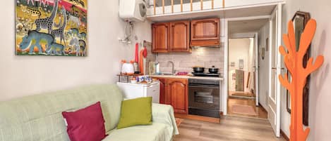 Departamento estándar, varias habitaciones, 2 baños (Aurora La Petite Maison) | Área de sala de estar | Televisión de 21 pulgadas con canales por cable