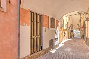 Standard Apartment, Multiple Bedrooms, 2 Bathrooms (Aurora La Petite Maison) | Property grounds