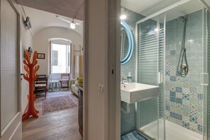 Departamento estándar, varias habitaciones, 2 baños (Aurora La Petite Maison) | Baño | Regadera, bidet, toallas, jabón