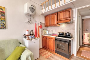Refrigerador, microondas, placa de cocina, cafetera/tetera