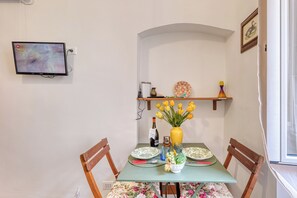 Standard-Apartment, Mehrere Schlafzimmer, 2 Bäder (Aurora La Petite Maison) | Speisen