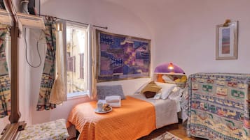 Apartamento standard, vários quartos, 2 banheiros (Aurora La Petite Maison) | 1 quarto, Wi-Fi de cortesia, roupa de cama