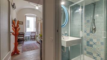 Appartamento Standard, camere multiple, 2 bagni (Aurora La Petite Maison) | Bagno | Doccia, bidet, asciugamani, sapone