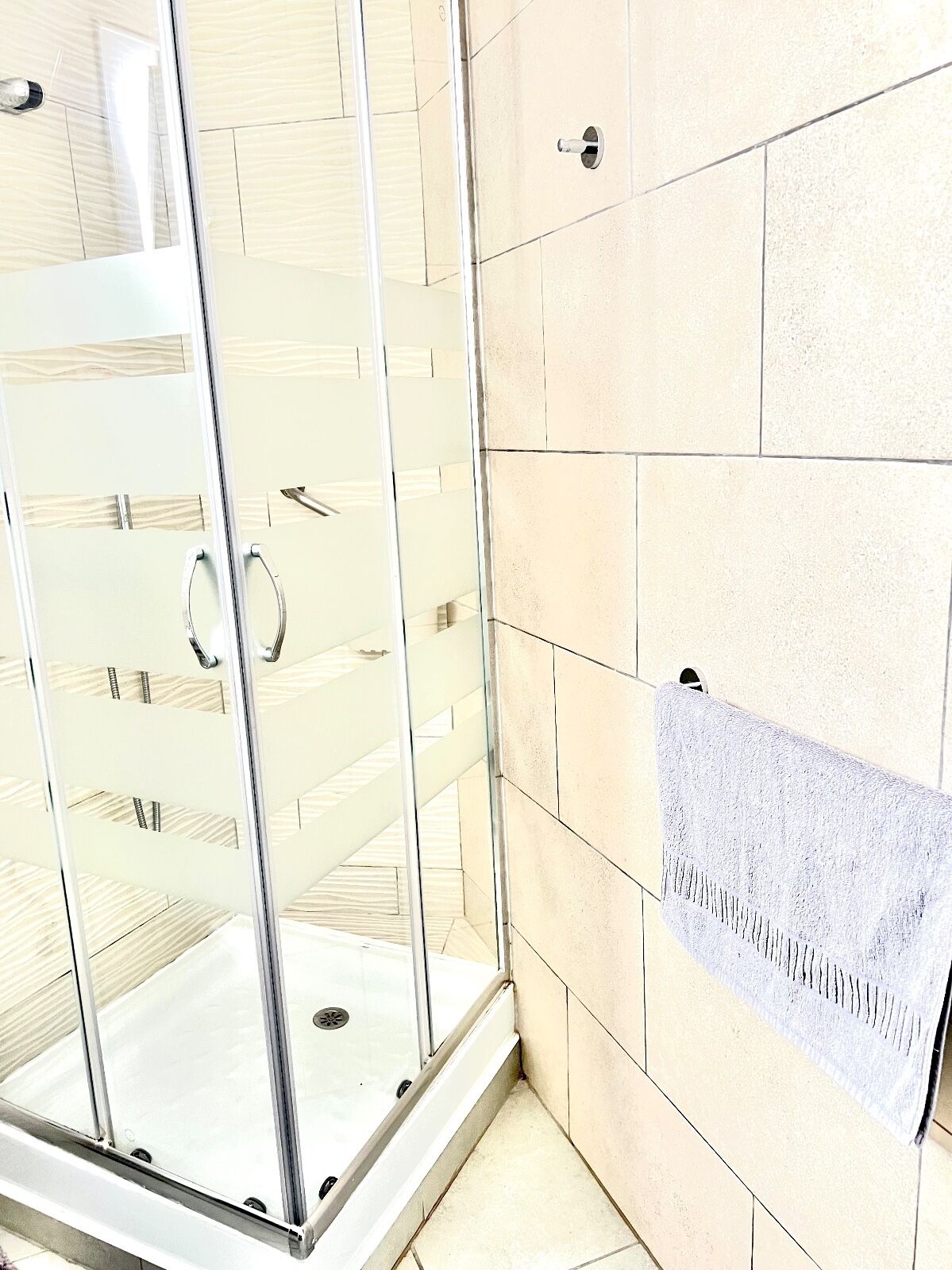 Douche, sèche-cheveux, serviettes fournies, savon