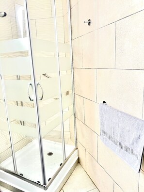 Douche, séchoir à cheveux, serviettes fournies, savon