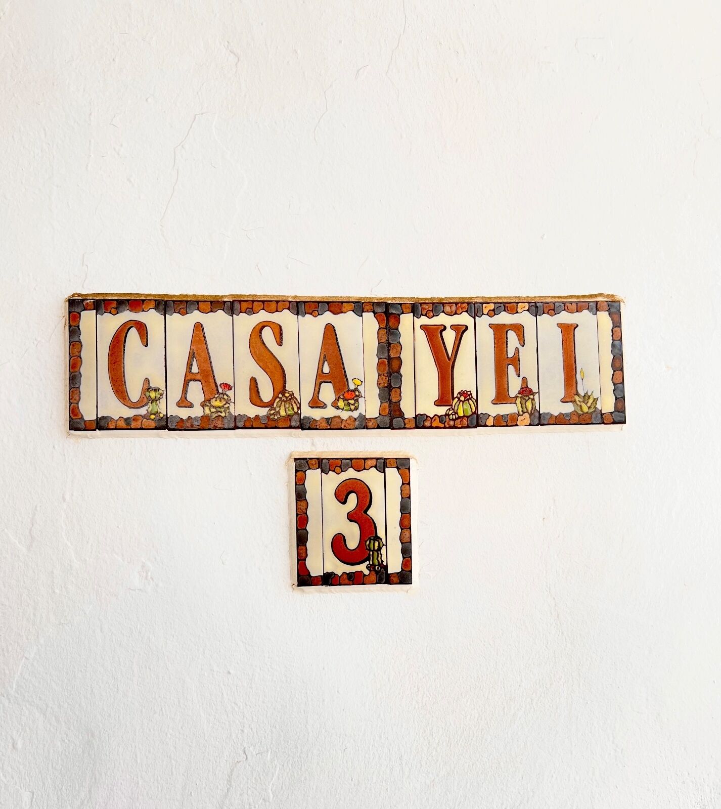 Un letrero en la pared con la palabra 'CASAYEL' y el número '3'.