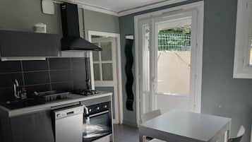 Jääkaappi, mikroaaltouuni, uuni, liesi