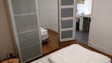 2 bedrooms, travel cot, free WiFi, bed sheets