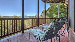 Terrace/patio - Pet-friendly, mountain view cabin rent with an outdoor fireplace, hot tub and pool table. Free WiFi (Mineral Bluff)