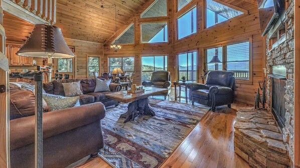 Smart TV - Pet-friendly, mountain view cabin rent with an outdoor fireplace, hot tub and pool table. Free WiFi (Mineral Bluff)