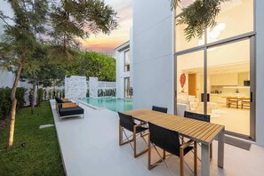 Outdoor dining - Luxury 3BR Villa Wallaya with Private Pool (Si Sunthon)