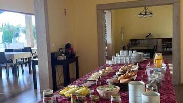 Desayuno de autoservicio incluido todos los días