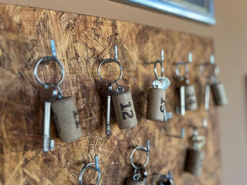 Un corcho con llaves y aros de cerradura.