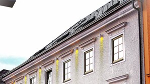 A building with multiple windows and a sign that reads "GASTHOF ZUM GOLDENEN HIRSCHEN". - Boutique Hotel Zum Goldenen Hirschen (Gmunden)