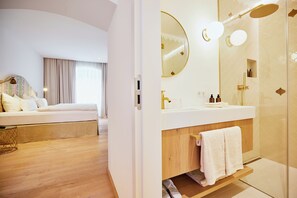 Superior Suite, Balcony, Courtyard View | Bathroom | Slippers - Boutique Hotel Zum Goldenen Hirschen (Gmunden)