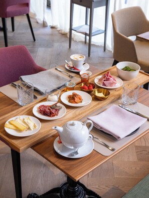 Free daily buffet breakfast
