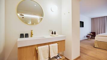 Doppelzimmer, Blick auf den Innenhof | Badezimmer | Hausschuhe