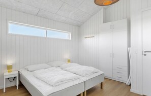 4 bedrooms, travel crib, free WiFi - Nice home in Jerup with sauna (Jerup)