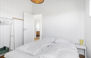 4 bedrooms, travel crib, free WiFi