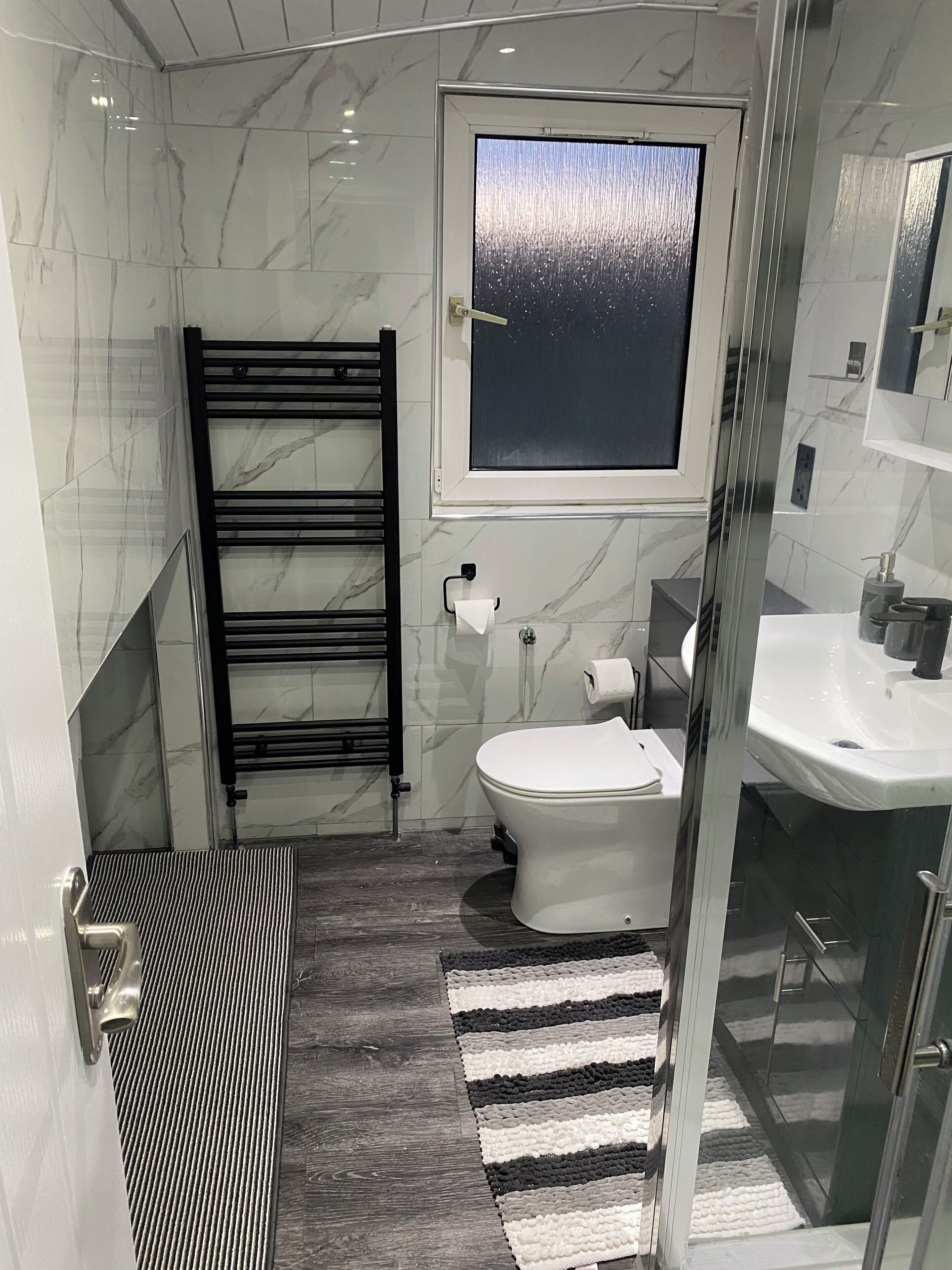 Bruser, hårtørrer, bidet, håndklæder