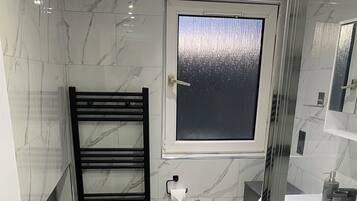 Shower, hair dryer, bidet, towels