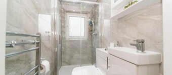 Luxury House in Glasgow – Stylish Comfort with Garden Views and Private parking