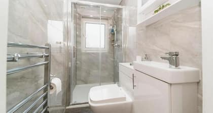 Luxury House in Glasgow – Stylish Comfort with Garden Views and Private parking